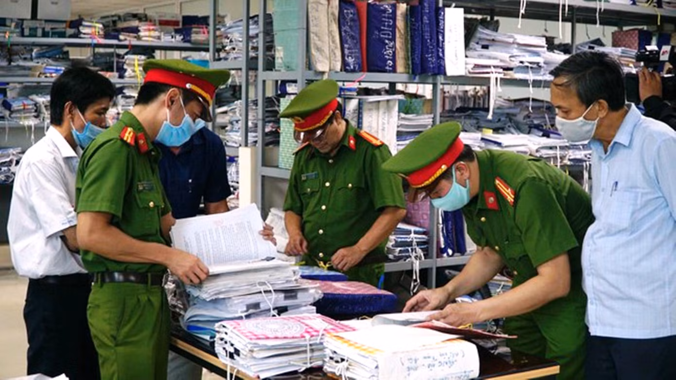 Công an khám xét nơi làm việc của các đối tượng bị khởi tố