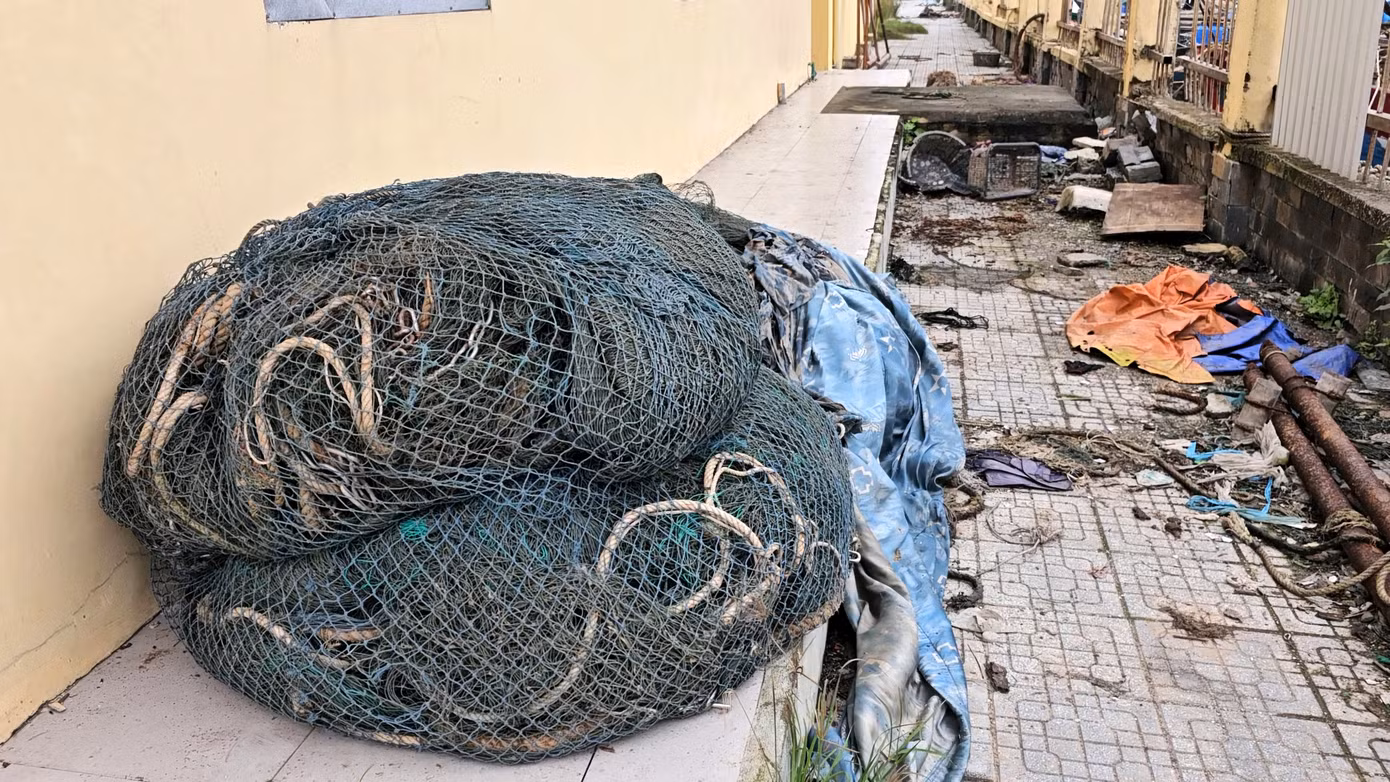 Cũng từ các tàu thuyền neo đậu bên ngoài, ngư dân ngang nhiên tập kết lưới cá, ngư cụ vào ngay bên trong hàng rào sau mỗi chuyến đi biển về, mà không di chuyển theo lối chính đến các cầu cảng mới xây. Cũng từ các tàu thuyền neo đậu bên ngoài, ngư dân ngang nhiên tập kết lưới cá, ngư cụ vào ngay bên trong hàng rào sau mỗi chuyến đi biển về, mà không di chuyển theo lối chính đến các cầu cảng mới xây.