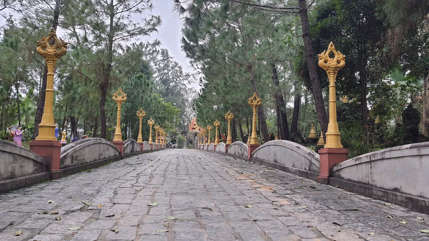 Thiền Lâm là một trong 5 ngôi chùa đẹp và nổi tiếng linh thiêng ở xứ Huế. Trong ảnh: Lối vào chùa