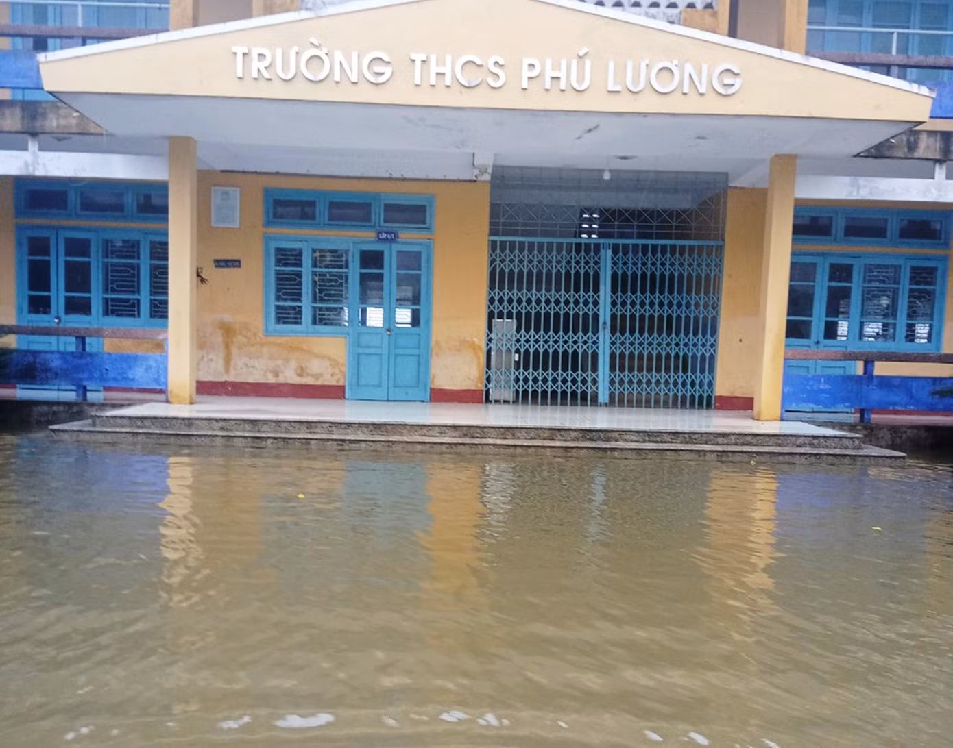 Tại huyện Phú Vang, nơi có nhiều vùng thấp trũng, đợt mưa lũ kéo dài từ tối 13 đến ngày 16/11 đã khiến 56 trường học thuộc địa phương này phải đóng cửa.