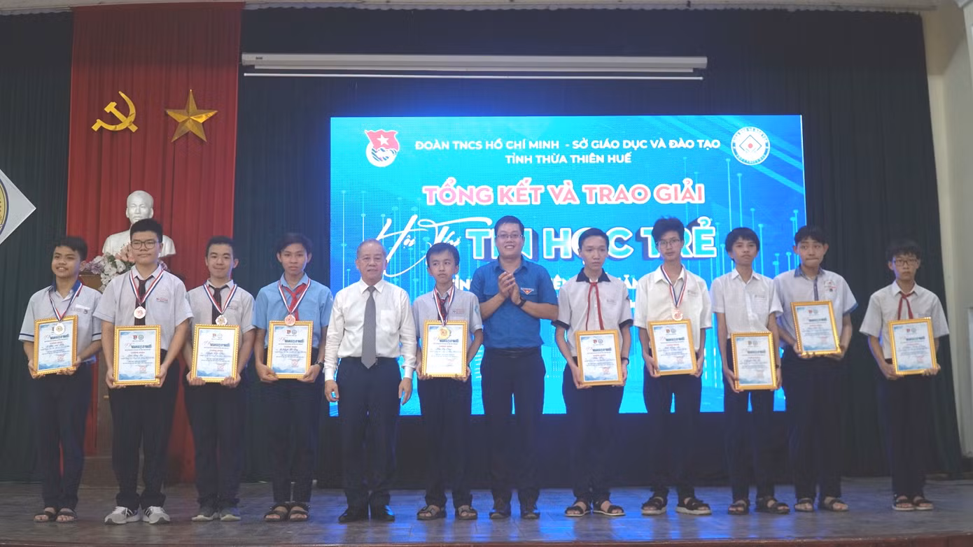 Các học sinh hân hoan khi được xướng tên và bước lên khu vực nhận giải.