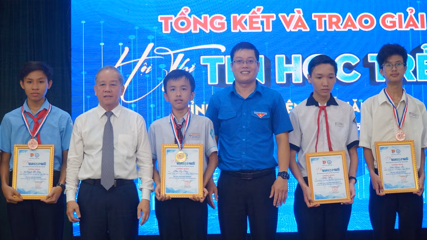 Phó Bí thư Thường trực Tỉnh ủy TT-Huế Phan Ngọc Thọ và Bí thư Tỉnh Đoàn Nguyễn Thanh Hoài trao giải cho những tác giả, nhóm tác giả đạt thành tích cao tại hội thi.