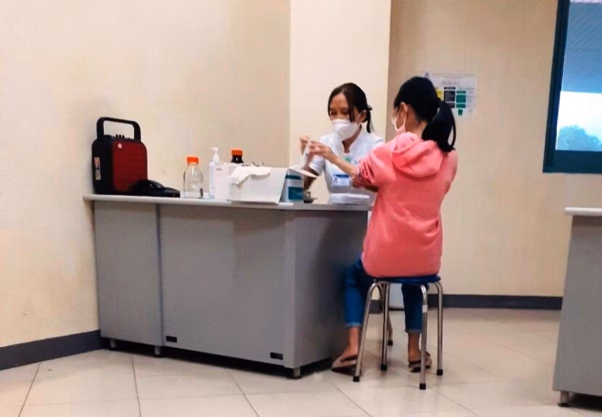 Nhân viên Trung tâm Y tế Hương Trà kiểm tra sức khỏe cho cháu H. Ảnh: CTV