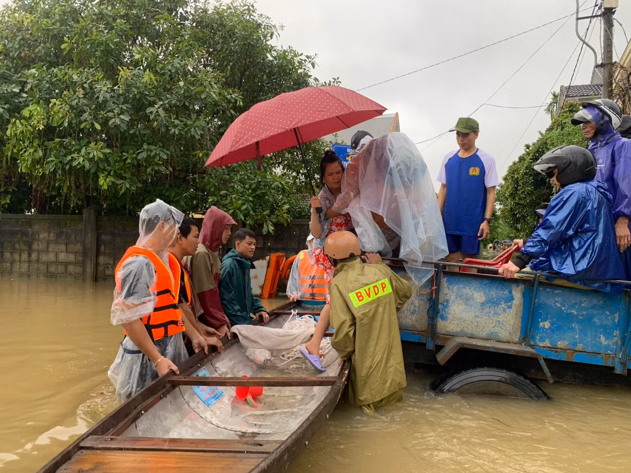 Tổ chức sơ tán dân trong một đợt mưa lũ tại TT-Huế. Tổ chức sơ tán dân trong một đợt mưa lũ tại TT-Huế.