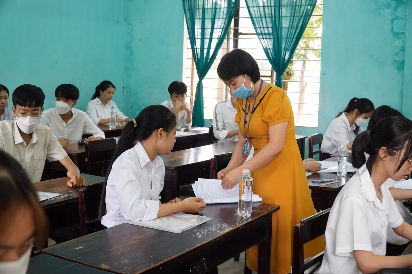 Thí sinh tại điểm thi trường THPT Đặng Huy Trứ chuẩn bị bước vào môn thi đầu tiên.