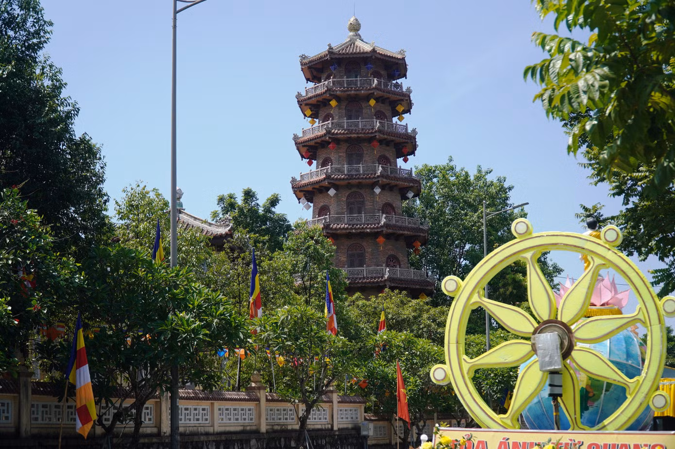 Ngọn tháp chùa Từ Đàm nhìn từ đường Điện Biên Phủ.