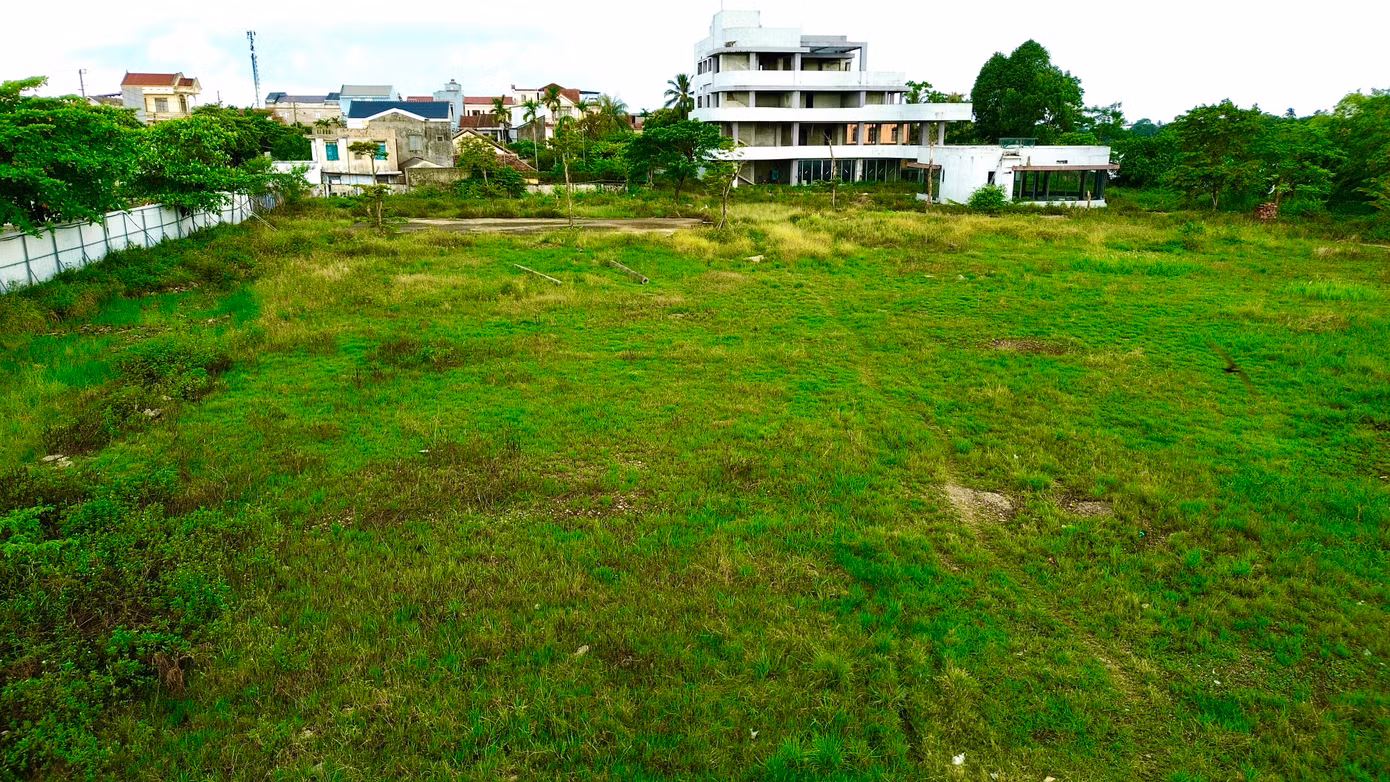 Tuy nhiên, theo chủ đầu tư và cơ quan chức năng TP Huế, do ảnh hưởng của dịch bệnh COVID-19, dự án đã bị đình trệ và ngừng thi công suốt nhiều năm. Đến ngày 8/1/2024, UBND tỉnh Thừa Thiên-Huế (nay là TP Huế) tiếp tục gia hạn tiến độ sử dụng đất trong 24 tháng nhằm tạo điều kiện để chủ đầu tư khởi động lại dự án.