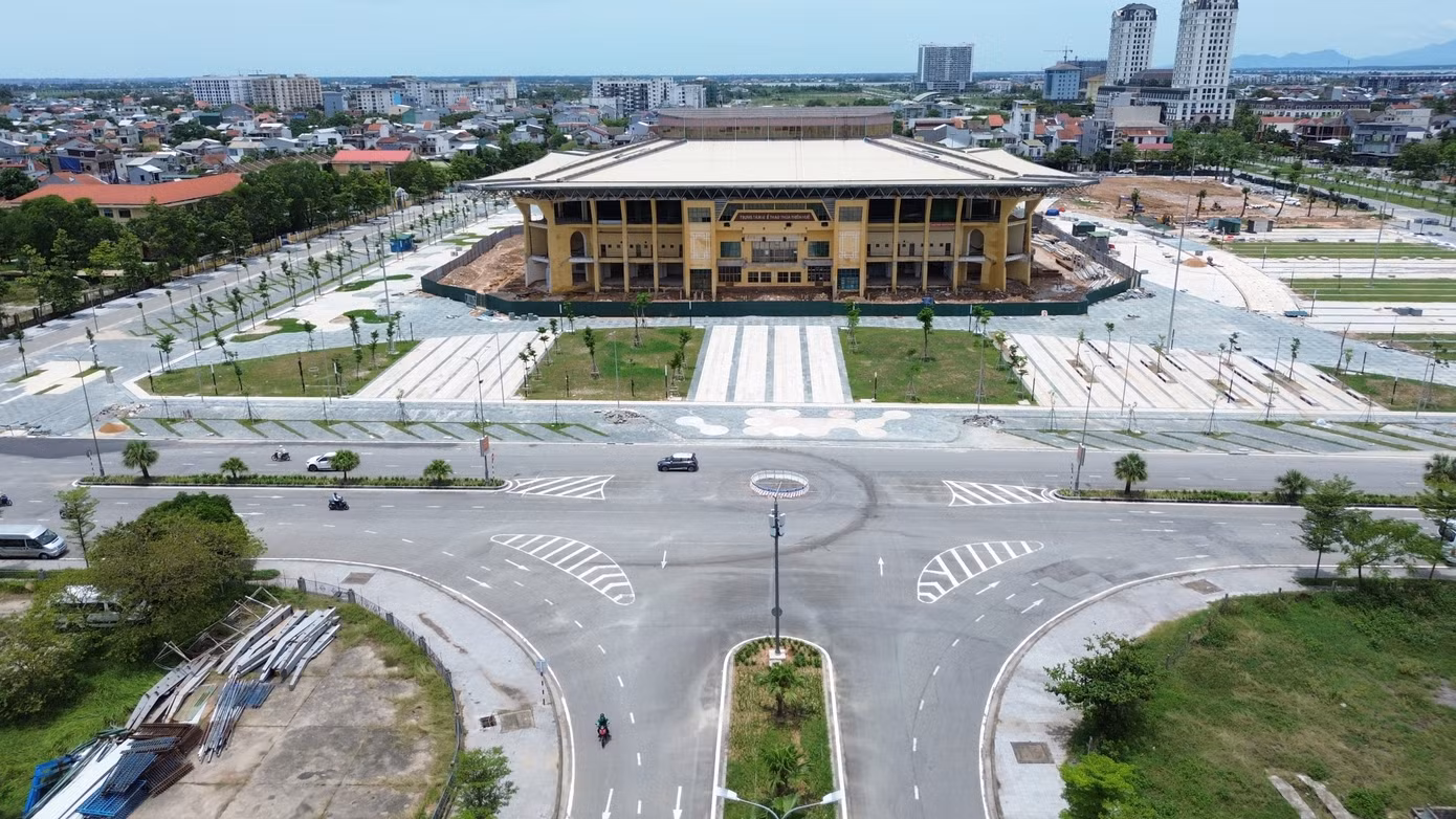 Dự án Quảng trường văn hóa thể thao TP Huế khởi công từ tháng 7/2024, với tiến độ thi công 240 ngày, dự kiến hoàn thành vào tháng 3/2025, đúng dịp kỷ niệm 50 năm Giải phóng Huế. Dự án Quảng trường văn hóa thể thao TP Huế khởi công từ tháng 7/2024, với tiến độ thi công 240 ngày, dự kiến hoàn thành vào tháng 3/2025, đúng dịp kỷ niệm 50 năm Giải phóng Huế.