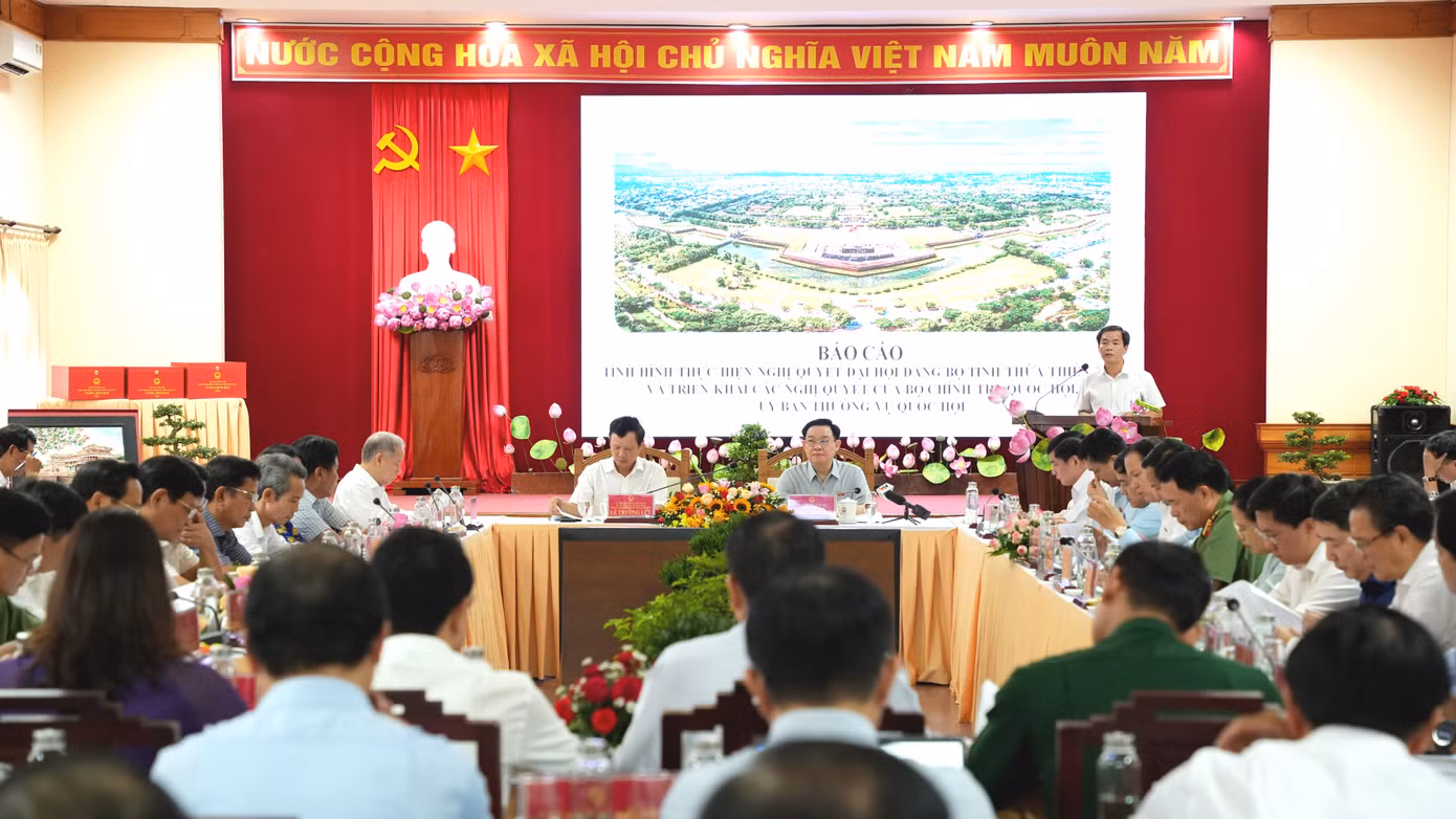 Chủ tịch UBND tỉnh TT-Huế Nguyễn Văn Phương (đứng) đã kiến nghị, đề xuất đến Chủ tịch Quốc hội Vương Đình Huệ cùng đoàn công tác nhiều nhóm vấn đề. Chủ tịch UBND tỉnh TT-Huế Nguyễn Văn Phương (đứng) đã kiến nghị, đề xuất đến Chủ tịch Quốc hội Vương Đình Huệ cùng đoàn công tác nhiều nhóm vấn đề.