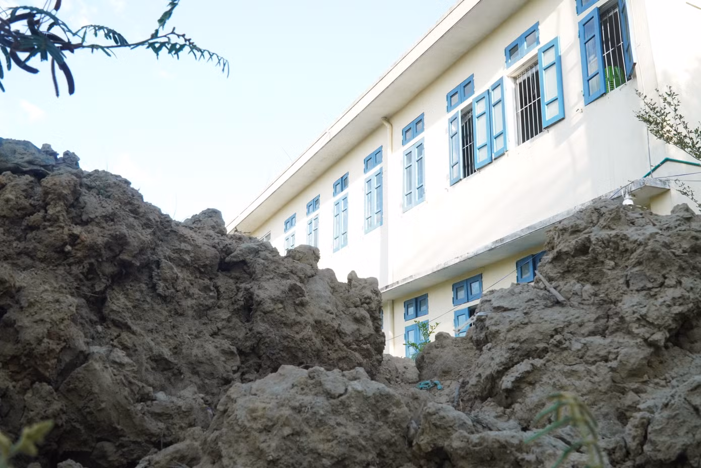 Nhiều ngày qua, hàng nghìn m3 vật chất trong tổng khối lượng 26.000 m3 nạo vét từ công trình thượng lưu đập La Ỷ đã được chuyển về tập kết, san lấp tại một số vị trí thuộc khuôn viên trường học, sân bóng, khu dân cư tại ở địa bàn phường Phú Thượng và xã Phú Mậu (TP. Huế), dẫn đến tiềm ẩn nguy cơ gây ô nhiễm môi trường, biến dạng hiện trạng sử dụng đất khu dân cư, công trình thể thao.