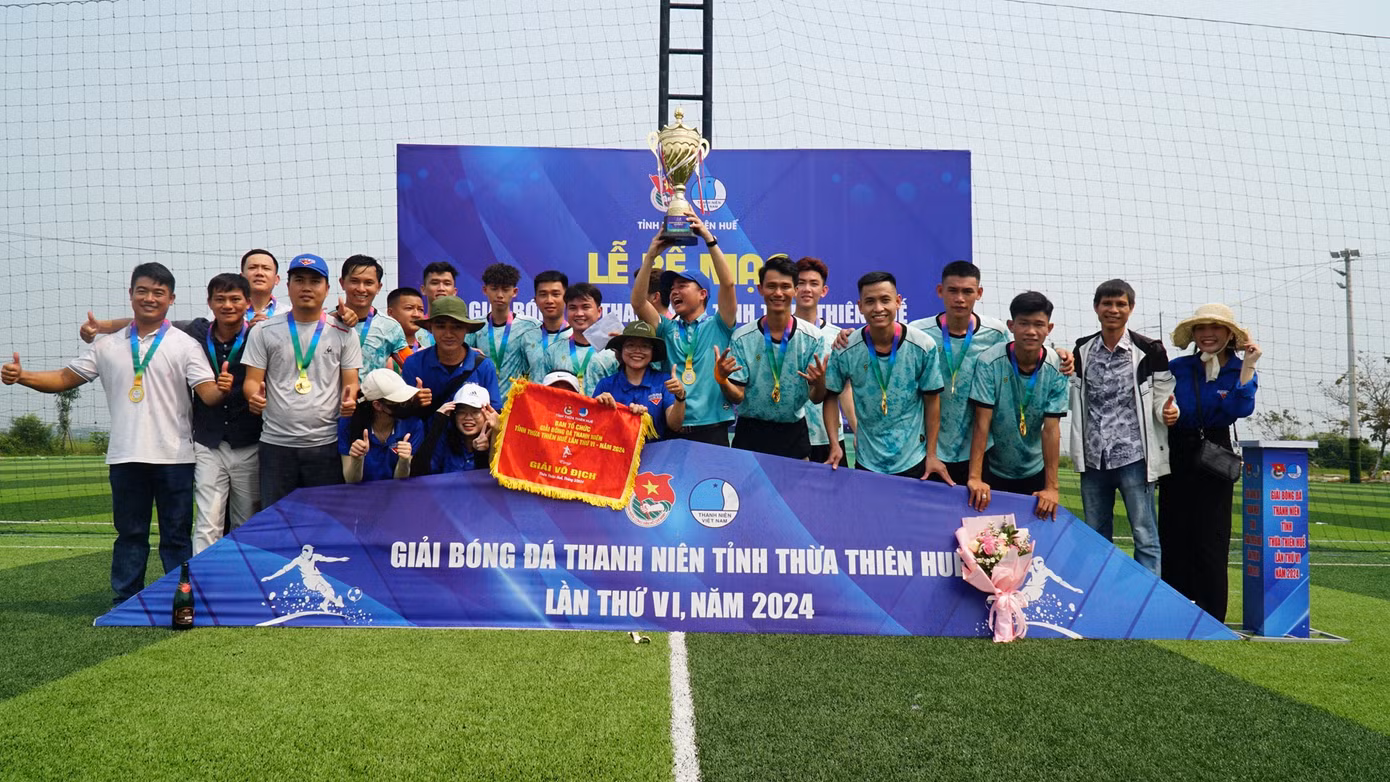 Đội bóng Huyện Đoàn Phú Vang xuất sắc giành cúp vô địch giải bóng đá Thanh niên TT-Huế năm 2024.