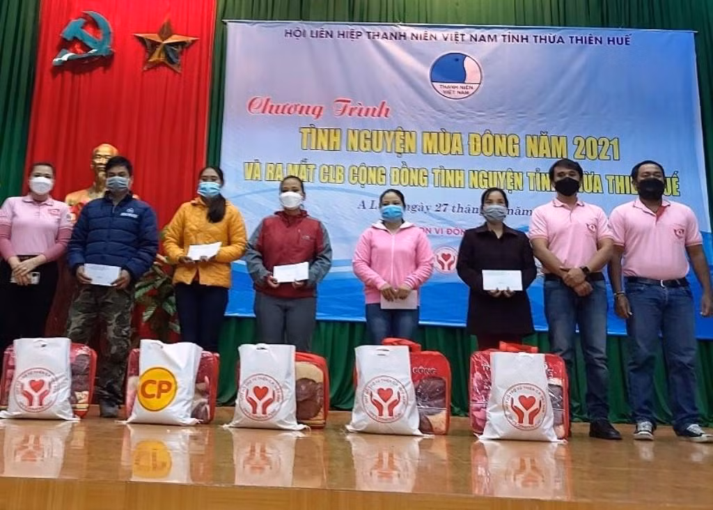 Tặng gói an sinh cho đồng bào gặp hoàn cảnh khó khăn