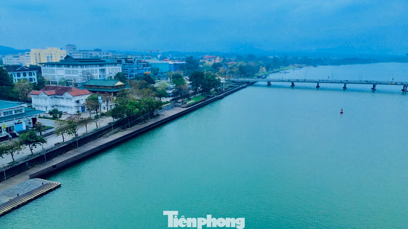 Công trình kết cấu bằng bê tông cốt thép, chiều dài 450m, rộng 4m, sàn lát gỗ lim Nam Phi, diện tích bề mặt khoảng 2.443m2, lan can cầu bằng đồng, hệ thống điện chiếu sáng chịu nước. Cầu đi bộ nhằm chỉnh trang cảnh quan, phục vụ nhu cầu tham quan du lịch, vãn cảnh, kết nối với phố đi bộ Nguyễn Đình Chiểu, công viên Lý Tự Trọng tạo thành điểm nhấn cho khu vực bờ nam sông Hương.