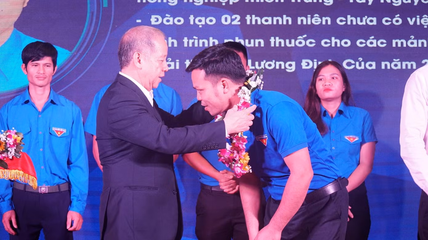 Phó Bí thư Thường trực Tỉnh ủy TT-Huế Phan Ngọc Thọ tuyên dương thanh niên tiêu biểu thực hiện tốt đề án thanh niên trên địa bàn.