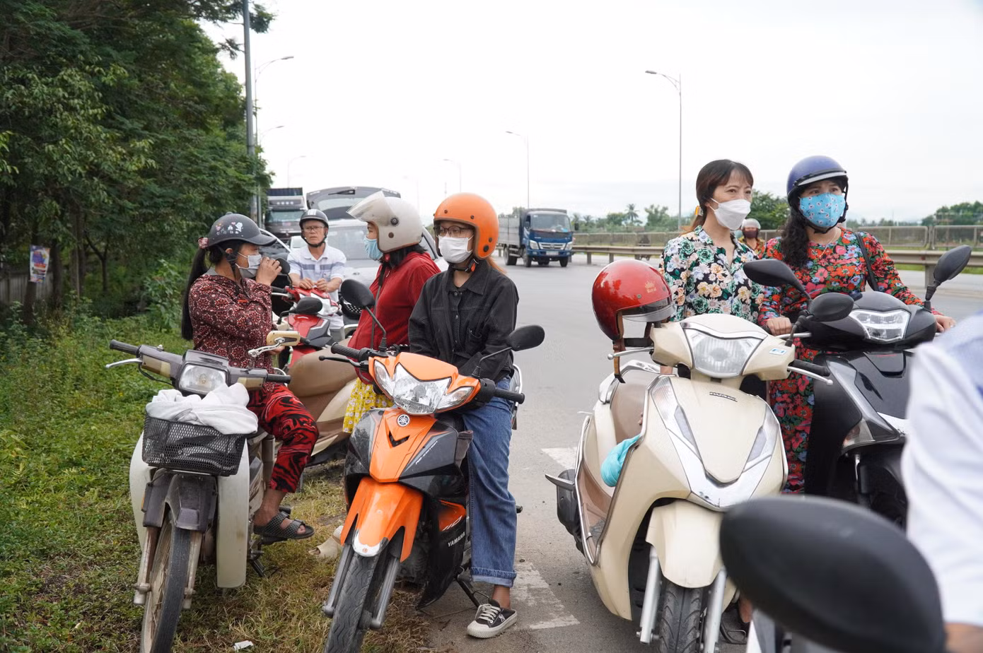 Phụ huynh ngóng con đi thi.