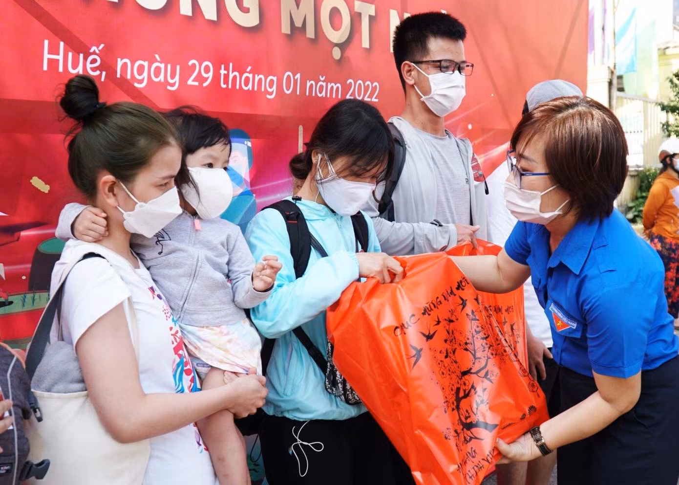Tặng quà cho thanh niên công nhân, sinh viên có hoàn cảnh khó khăn về Huế đón Tết, sum họp cùng gia đình bằng chuyến tàu hỏa nghĩa tình