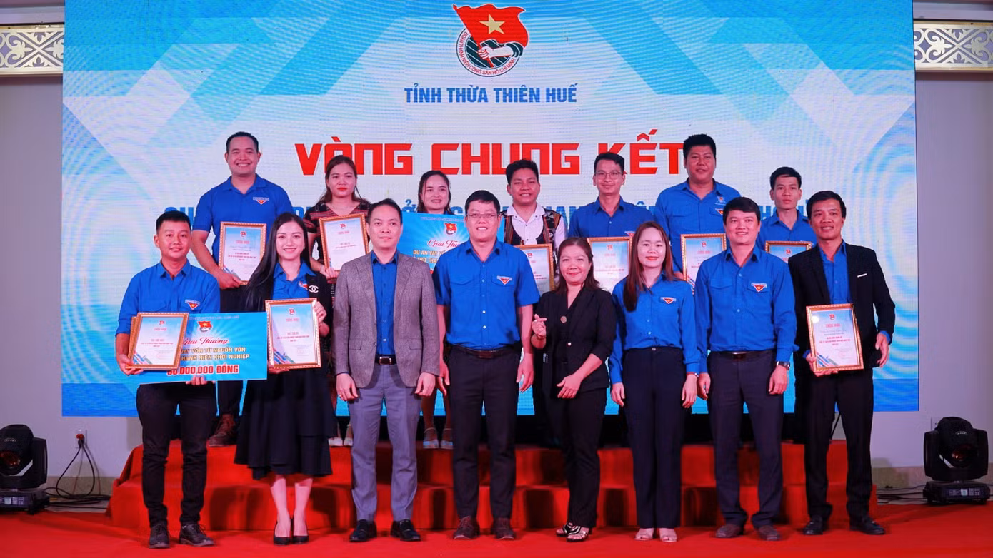 Các thí sinh có dự án tại vòng chung kết chụp ảnh lưu niệm cùng lãnh đạo Tỉnh Đoàn TT-Huế, ban giám khảo.
