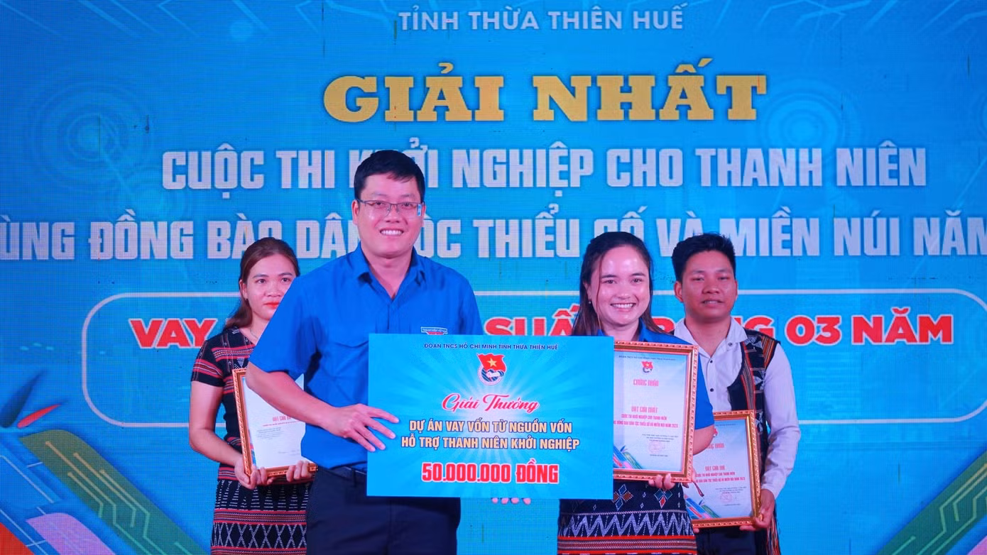 Trao hỗ trợ vốn ưu đãi cho thí sinh Hồ Thị Hương - người giành giải nhất cuộc thi khởi nghiệp cho thanh niên vùng đồng bào dân tộc thiểu số và miền núi.