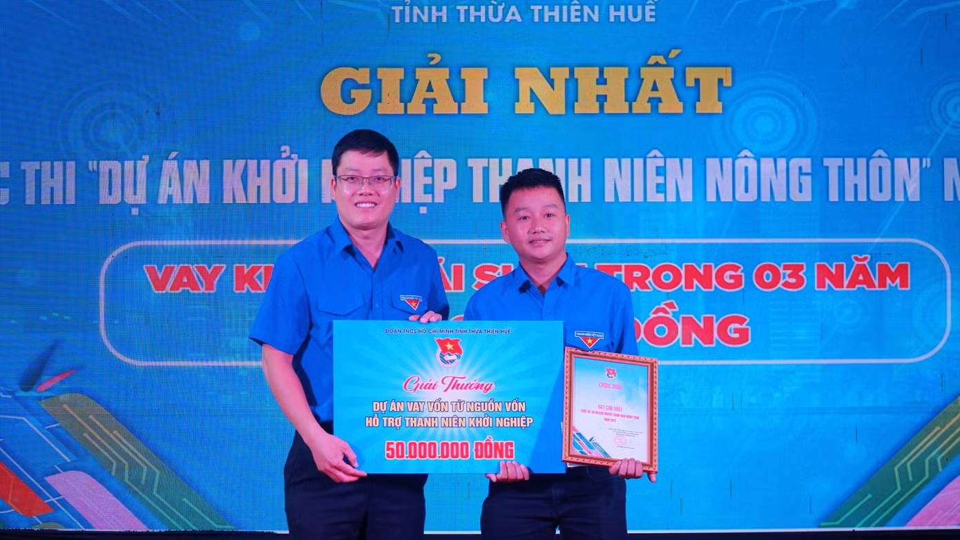 Trao hỗ trợ vốn cho thí sinh Nguyễn Phi Trường (Huyện Đoàn Quảng Điền).