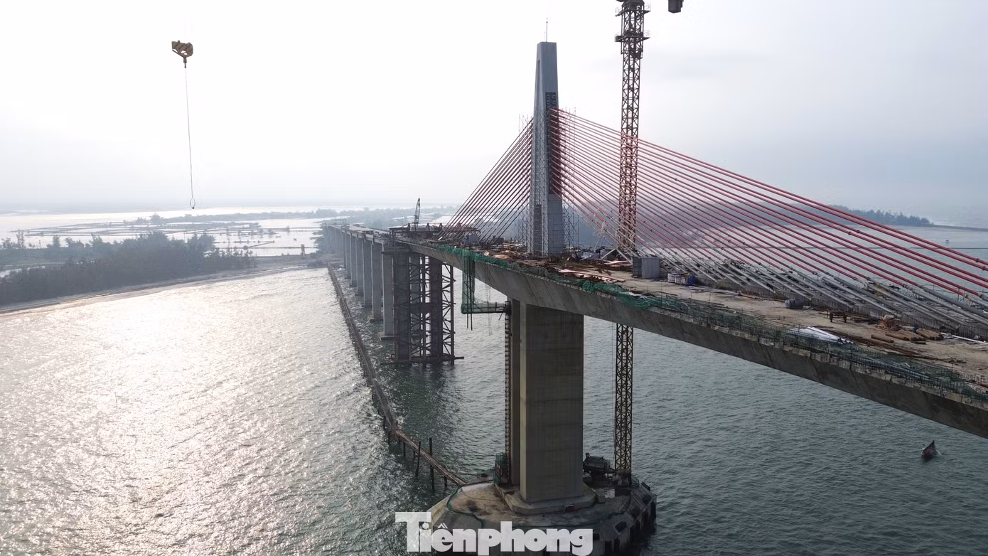Dự án do Ban Quản lý Dự án Đầu tư Xây dựng Công trình Giao thông thành phố Huế làm chủ đầu tư. Các đơn vị thi công là liên danh Công ty cổ phần Xây dựng Tân Nam, Công ty cổ phần Tập đoàn Đạt Phương và Công ty 479 Hòa Bình. Theo kế hoạch, giai đoạn 1 của công trình sẽ hoàn thành trong vòng 3 năm kể từ ngày khởi công.