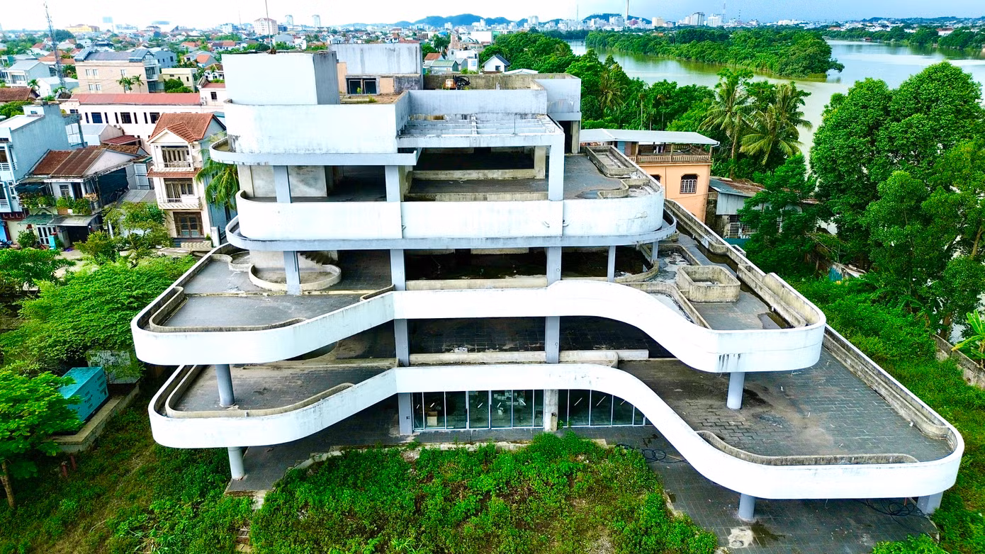 Trong khi đó, đại diện Sở Tài chính TP Huế cho biết, đơn vị vẫn phối hợp giám sát tiến độ thực hiện dự án theo đúng quy định. Trường hợp hết thời gian gia hạn mà dự án không được hoàn thành và đưa vào sử dụng, Sở sẽ báo cáo UBND thành phố và đề xuất giao Sở Nông nghiệp và Môi trường xử lý theo quy định pháp luật đất đai.