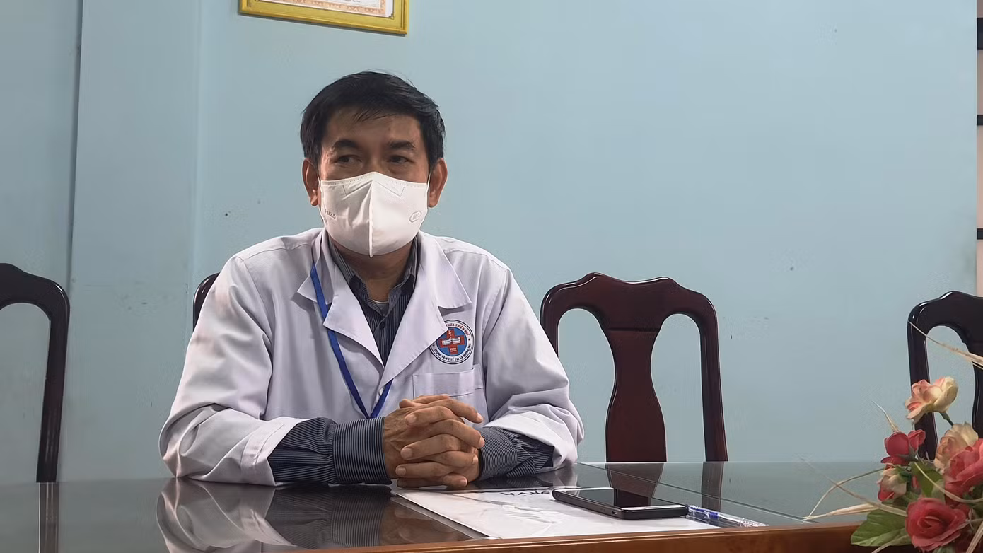 Ông Ngô Văn Vinh, Phó giám đốc Trung tâm Y tế Hương Trà, khẳng định không tiêm hai mũi vắc xin cùng lúc cho một học sinh