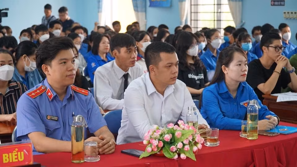 Phiên tòa giả định do Tỉnh Đoàn TT-Huế và Viện KSND tỉnh phối hợp tổ chức, nhằm tuyên truyền, phổ biến, giáo dục pháp luật cho cán bộ, đoàn viên, thanh niên. Ảnh: N.V Phiên tòa giả định do Tỉnh Đoàn TT-Huế và Viện KSND tỉnh phối hợp tổ chức, nhằm tuyên truyền, phổ biến, giáo dục pháp luật cho cán bộ, đoàn viên, thanh niên. Ảnh: N.V