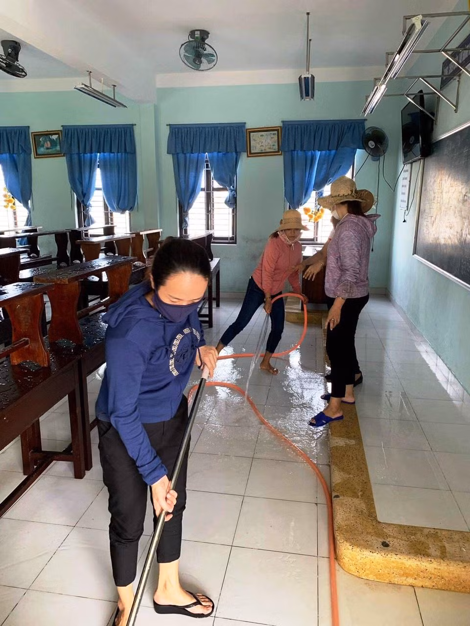 Vệ sinh phòng học ở các trường THCS thuộc huyện Phú Vang