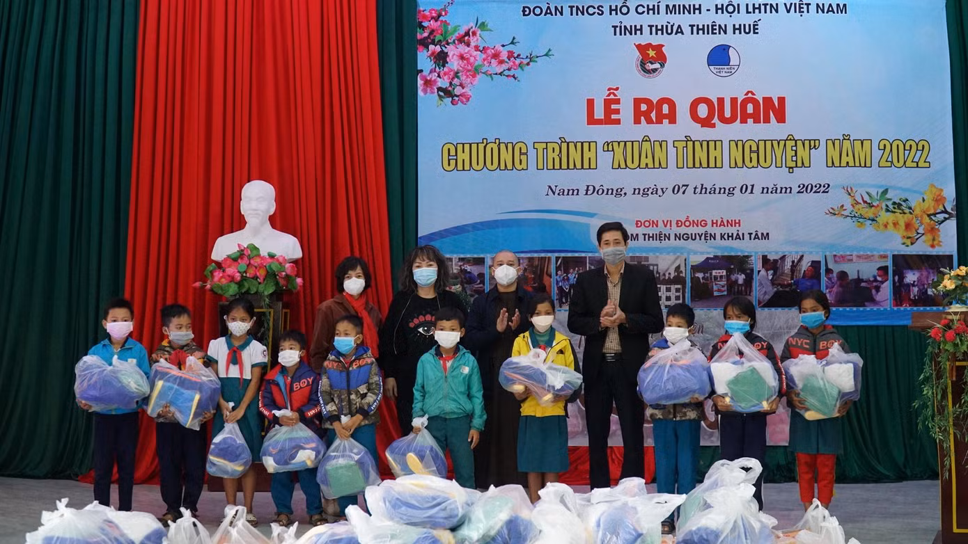 Trao quà cho HS nghèo miền núi TT-Huế