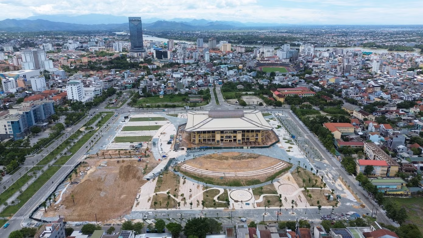 Công trình được triển khai tại khuôn viên Trung tâm Thể thao tỉnh Thừa Thiên-Huế (cũ, thuộc phường Xuân Phú, quận Thuận Hóa, TP Huế), tiếp giáp các tuyến đường Hà Huy Tập, Tố Hữu, Lý Tự Trọng và Bùi San. Công trình được triển khai tại khuôn viên Trung tâm Thể thao tỉnh Thừa Thiên-Huế (cũ, thuộc phường Xuân Phú, quận Thuận Hóa, TP Huế), tiếp giáp các tuyến đường Hà Huy Tập, Tố Hữu, Lý Tự Trọng và Bùi San.