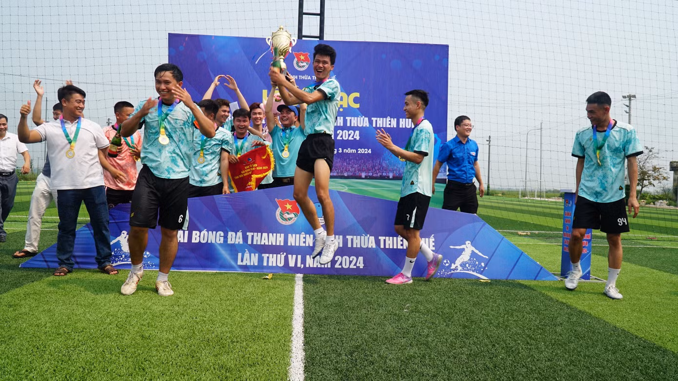 Cầu thủ đội Huyện Đoàn Phú Vang không giấu được sự phấn khích khi cầm trên tay cúp vô địch.