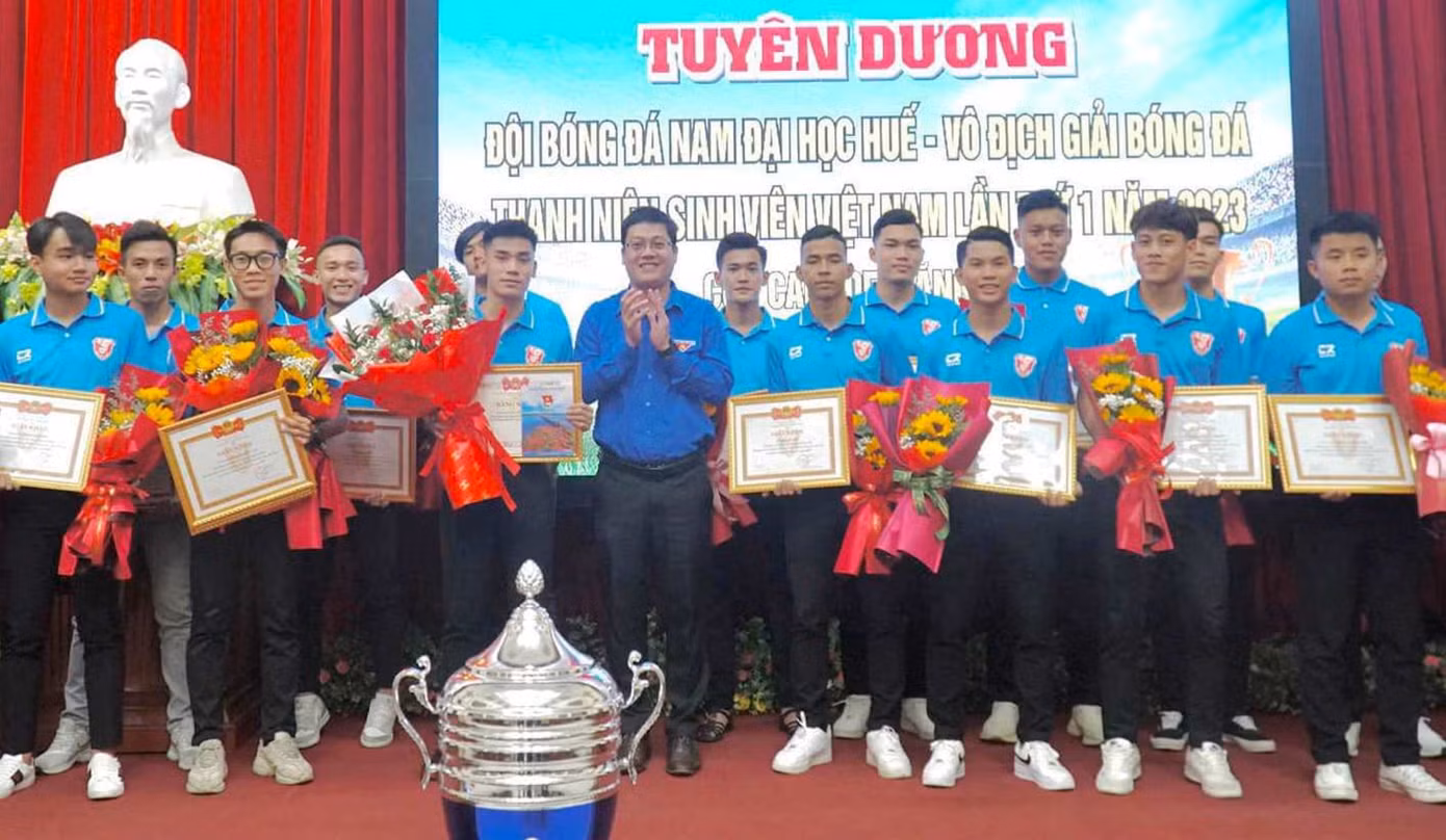 Ban Thường vụ Tỉnh Đoàn TT-Huế tuyên dương đội bóng đá ĐH Huế - đơn vị vừa xuất sắc giành cúp vô địch giải bóng đá thanh niên sinh viên Việt Nam lần thứ I, năm 2023.