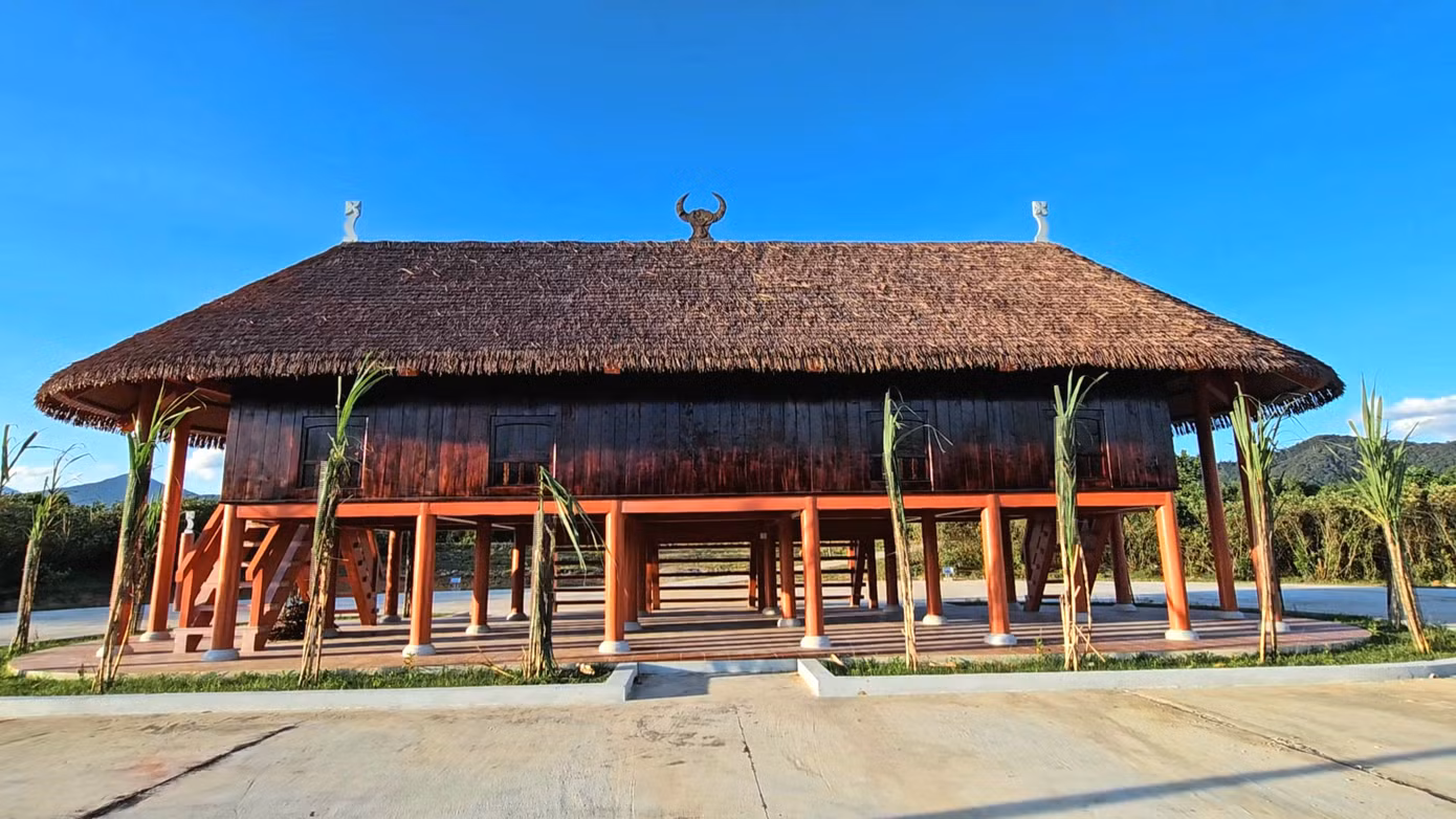 Nhà sàn của người Pa Cô.