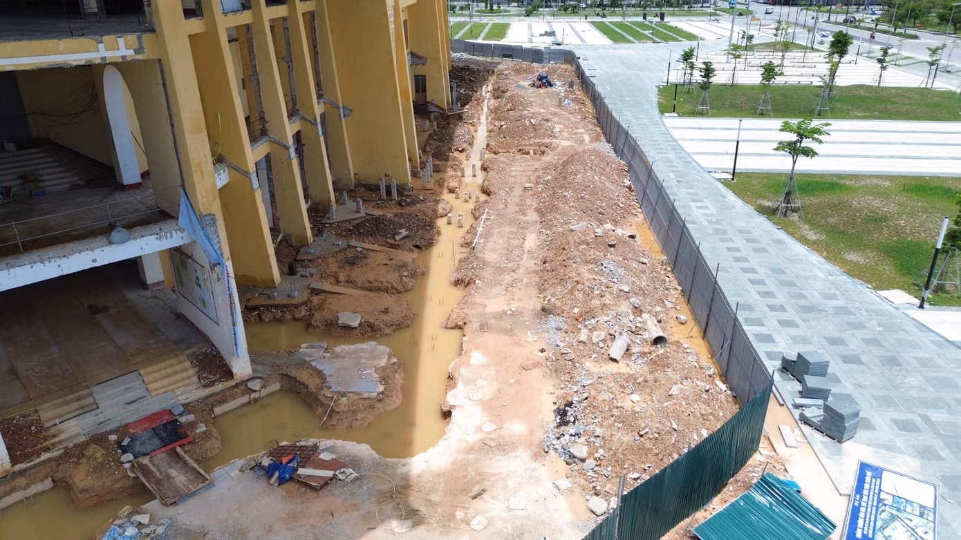 Mặc dù mốc thời gian hoàn thành, đưa công trình vào phục vụ người dân đúng dịp kỷ niệm 50 năm Giải phóng Huế (26/3/2025) vừa qua, nhưng do ảnh hưởng thời tiết và vướng mắc trong giải phóng mặt bằng, chủ đầu tư đã có văn bản đề xuất UBND TP Huế cho phép gia hạn thời gian hoàn thiện công trình đến trước ngày 2/9 tới. Mặc dù mốc thời gian hoàn thành, đưa công trình vào phục vụ người dân đúng dịp kỷ niệm 50 năm Giải phóng Huế (26/3/2025) vừa qua, nhưng do ảnh hưởng thời tiết và vướng mắc trong giải phóng mặt bằng, chủ đầu tư đã có văn bản đề xuất UBND TP Huế cho phép gia hạn thời gian hoàn thiện công trình đến trước ngày 2/9 tới.