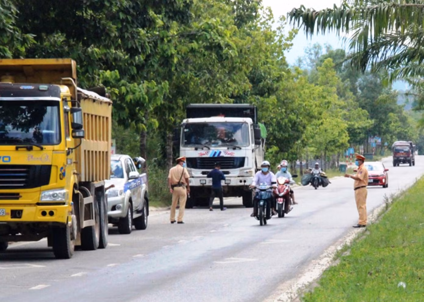 Lực lượng công an tại TT-Huế ra quân kiểm tra, xử lý các phương tiện vận tải vi phạm Luật Giao thông đường bộ. Ảnh: CTV