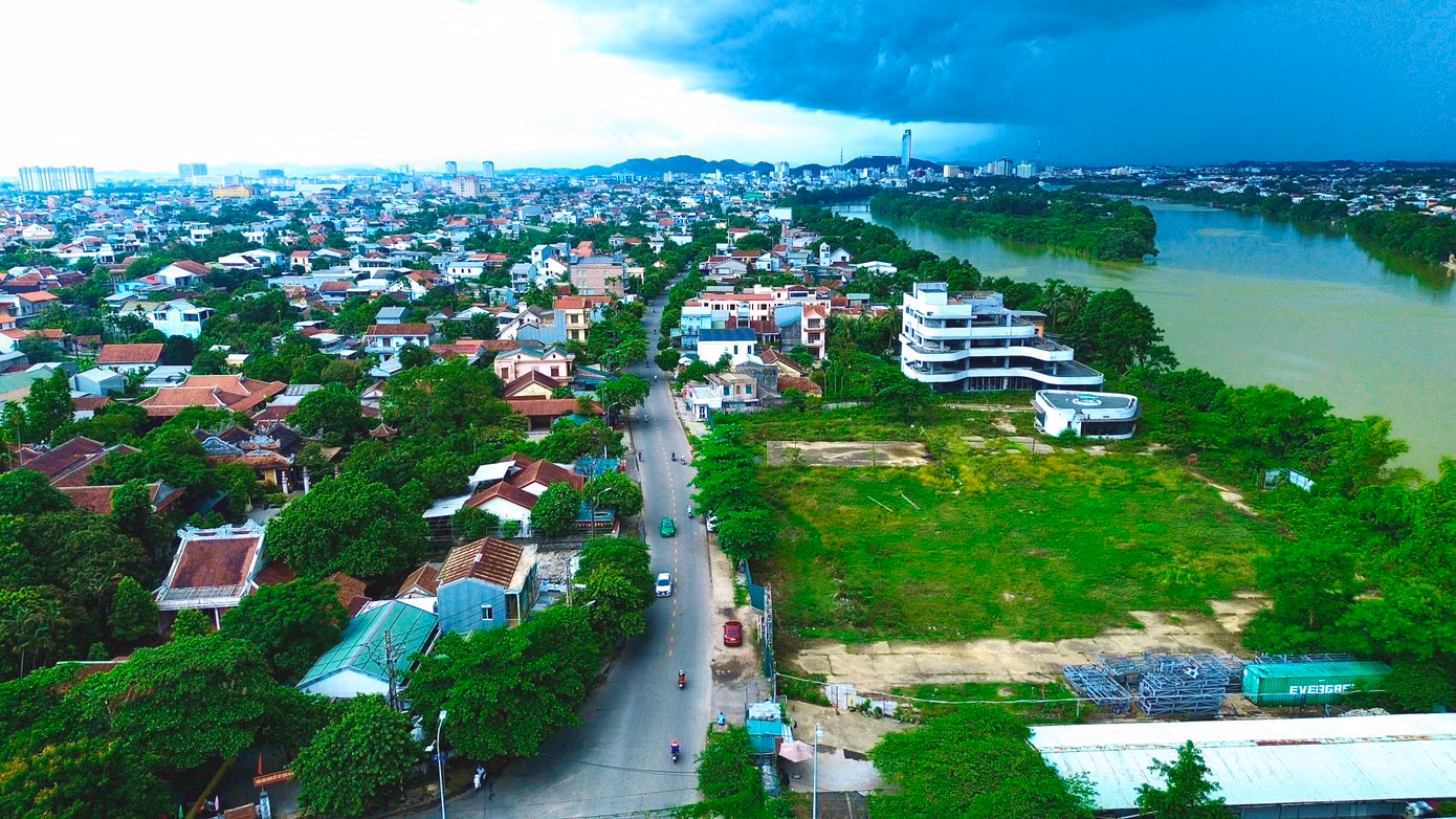Dự án tổ hợp thương mại dịch vụ do Công ty Cổ phần Hạ tầng Đông Á làm chủ đầu tư, được UBND tỉnh Thừa Thiên-Huế (nay là TP Huế) phê duyệt kết quả trúng đấu giá quyền sử dụng đất vào cuối năm 2018. Đây là khu đất từng là nơi tọa lạc của Nhà máy Bia Huda nổi tiếng của Huế.