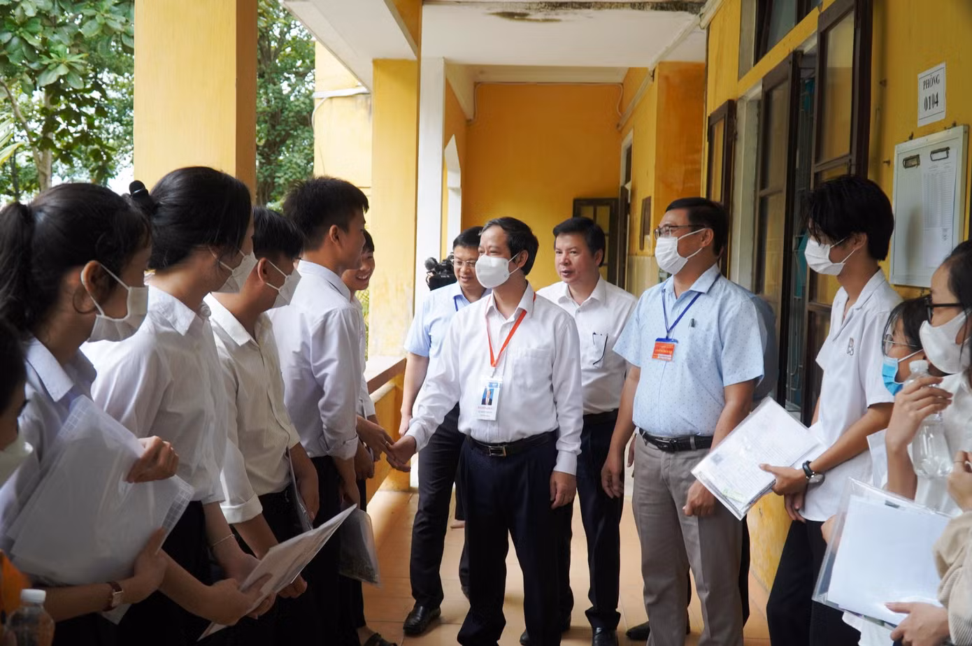 “Qua kiểm tra vào ngày hôm qua (6/7) và sáng hôm nay, công tác chuẩn bị cho kỳ thi của Ban chỉ đạo kỳ thi tốt nghiệp THPT tỉnh TT-Huế và lực lượng liên quan được tổ chức chu đáo, cẩn thận. Trong tổ chức thi, phải luôn nhắc cán bộ coi thi lưu ý thí sinh thực hiện đúng quy định, quy chế thi để tránh những rủi ro đáng tiếc”, Bộ trưởng Nguyễn Kim Sơn lưu ý.