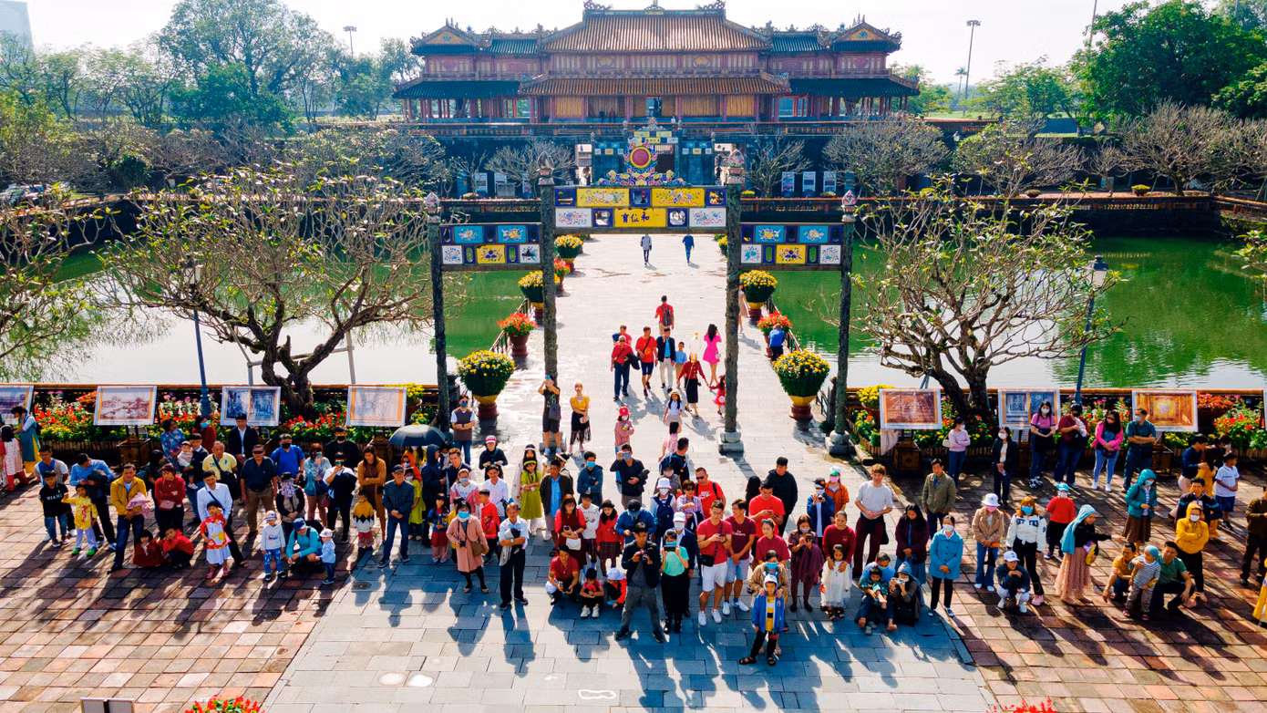 Trong ba ngày mở cửa miễn phí, tại Đại nội Huế còn có các chương trình đặc sắc, hấp dẫn như lễ Đổi gác, biểu diễn võ thuật và chương trình trình tấu đại nhạc… Ảnh: Đình Hoàng