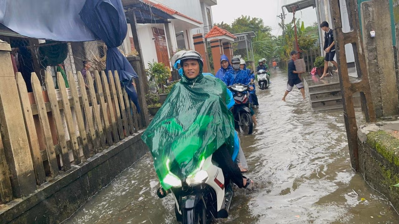 Các cơ quan, đơn vị, địa phương và người dân cần chú ý phòng tránh các tai nạn thương tích có thể xảy ra, đặc biệt là tai nạn đuối nước; đảm bảo an ninh trật tự khu vực sơ tán đến; khuyến cáo người dân chuẩn bị đủ lương thực, thực phẩm, thuốc men và vật dụng cần thiết cho gia đình khi đi sơ tán. Bộ Chỉ huy Quân sự tỉnh, Bộ Chỉ huy Bộ đội Biên phòng tỉnh, Công an tỉnh TT-Huế chủ động bố trí lực lượng, phương tiện hỗ trợ sơ tán, di dời dân ra khỏi khu vực nguy hiểm, tổ chức cứu hộ, cứu nạn khi có yêu cầu của địa phương. Trong ảnh: Vận động, hỗ trợ đưa người dân vùng thấp trũng, ngập lũ phường Hương Vinh, TP Huế, đi sơ tán. Ảnh: V.D