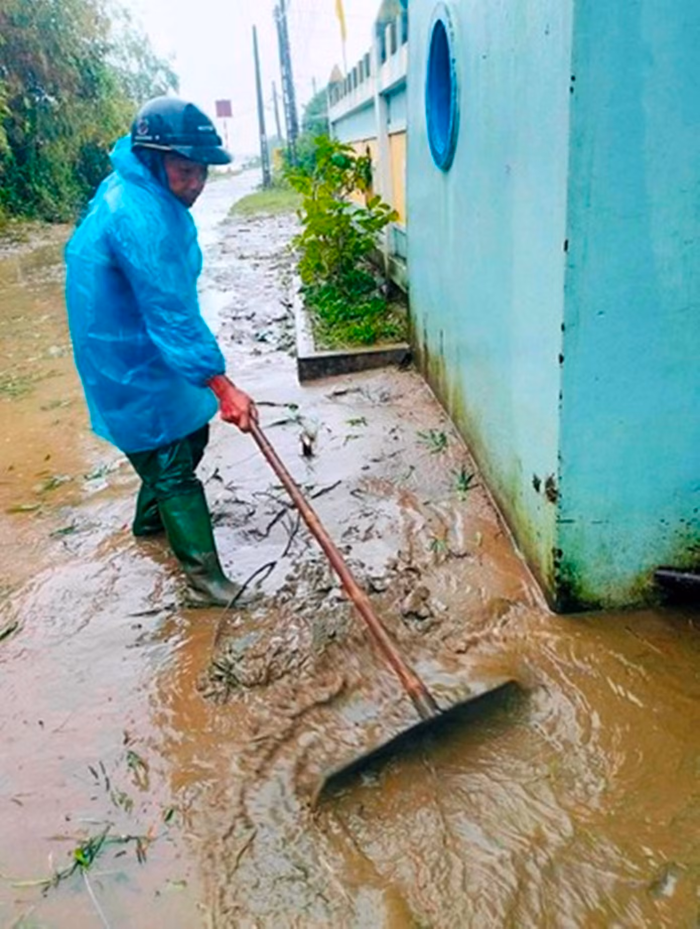 Tương tự, tại các địa phương vùng trũng thuộc các huyện Phú Lộc, Phong Điền, Quảng Điền, thị xã Hương Trà, Hương Thủy và TP Huế..., công tác khắc phục hậu quả lũ lụt tại các trường học cũng đang được khẩn trương triển khai.