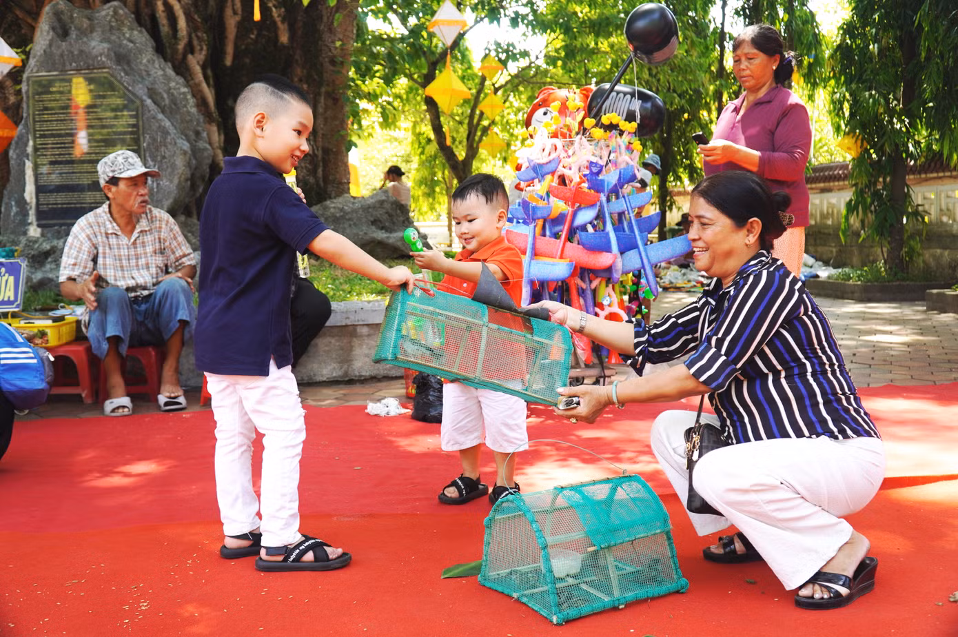 Thực hiện phóng sinh chim trời, phát tâm từ bi, hòa ái với thiên nhiên vạn vật nhân ngày lễ trọng của Phật giáo.