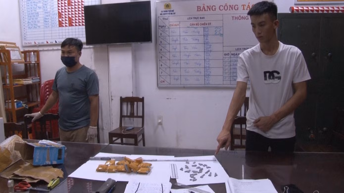 Đối tượng Nguyễn Việt Đức (bìa phải).