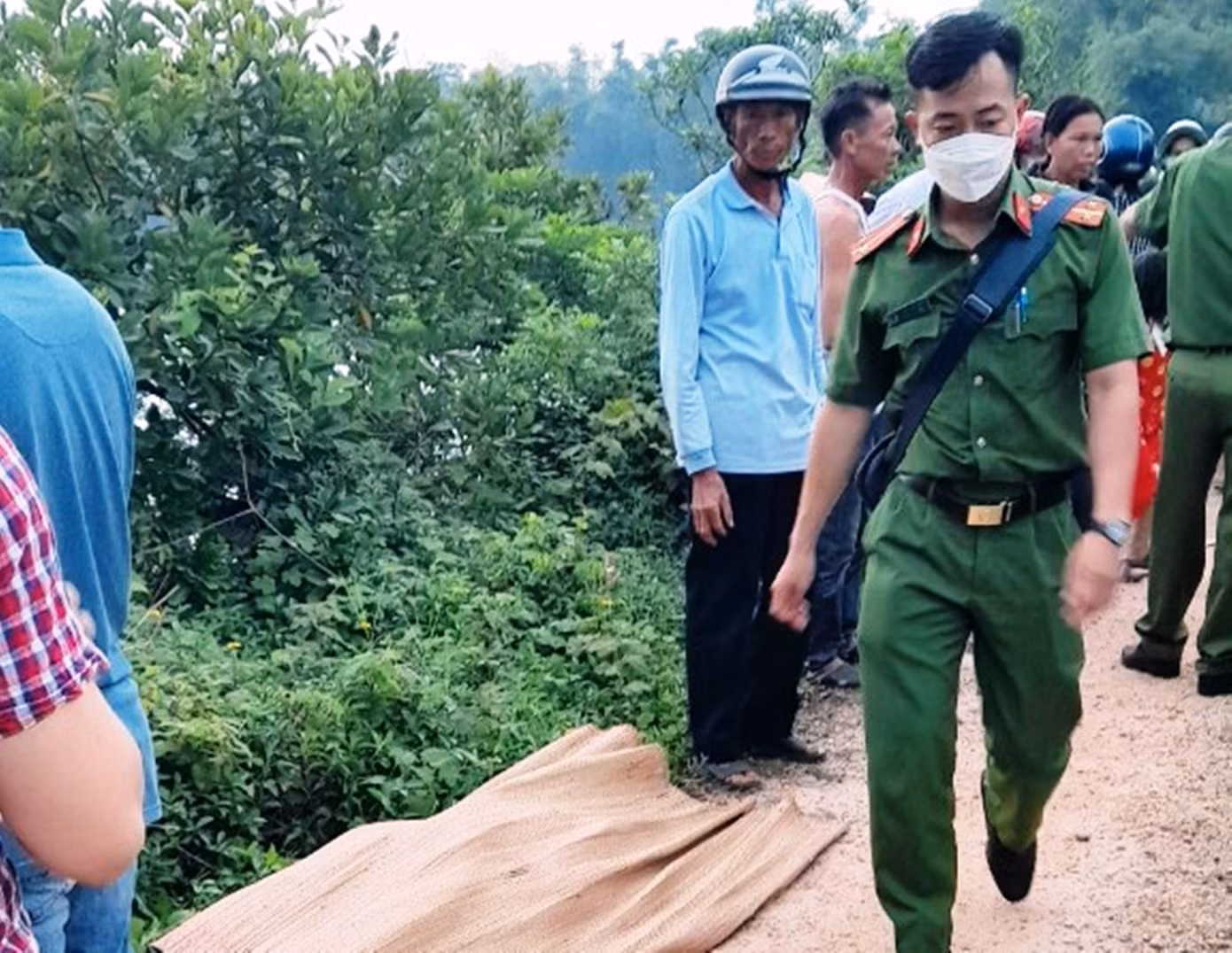 Lực lượng chức năng vào cuộc làm rõ nguyên nhân học sinh lớp 8 tắm hồ tử vong. Ảnh: CTV Lực lượng chức năng vào cuộc làm rõ nguyên nhân học sinh lớp 8 tắm hồ tử vong. Ảnh: CTV