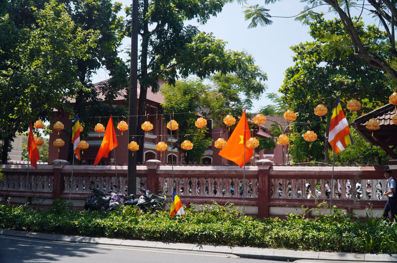 Những trang trí đậm màu lễ hội dọc theo đường Lê Lợi, ven sông Hương.