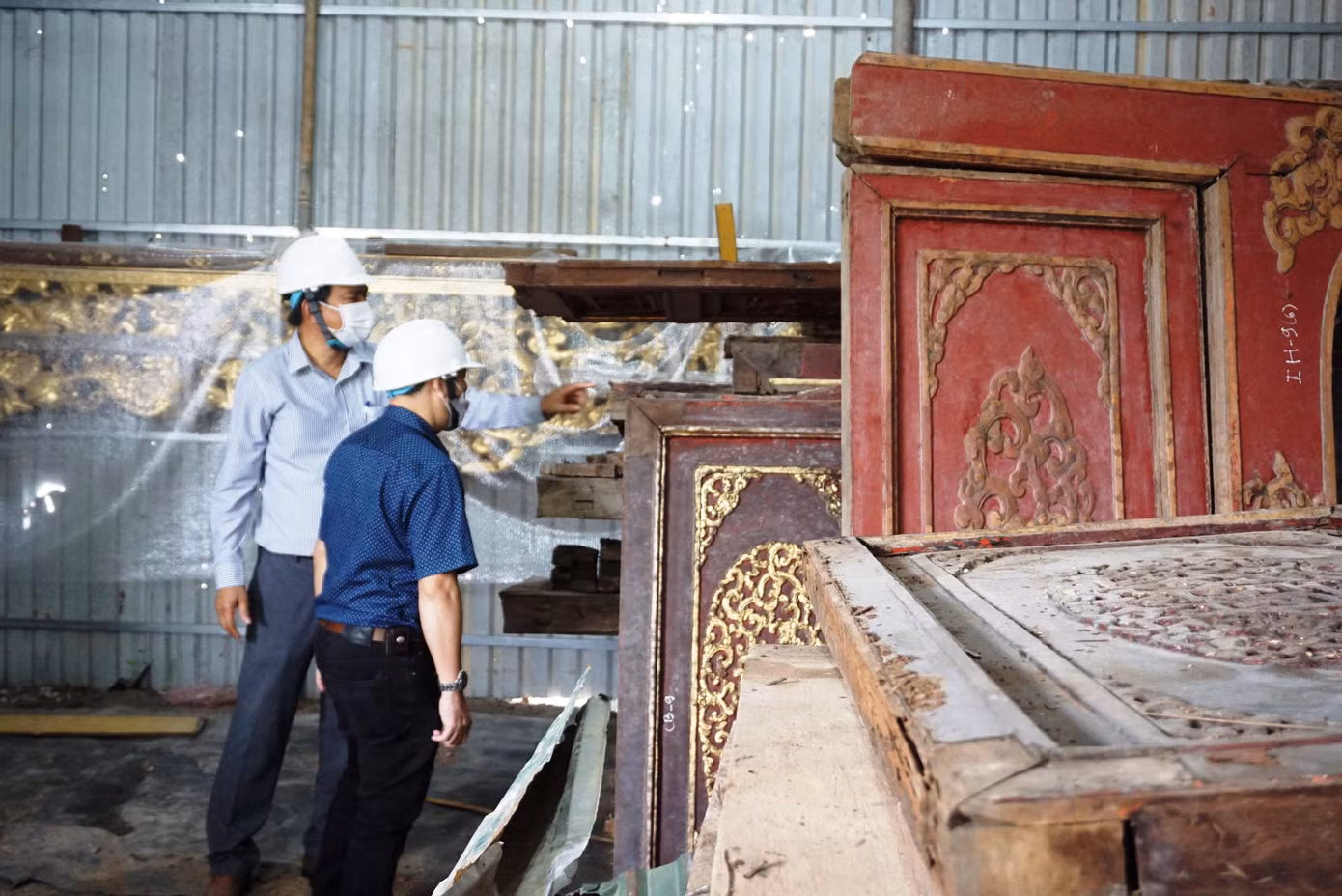 Báo cáo của Trung tâm Bảo tồn Di tích Cố đô Huế về quy trình thực hiện công tác hạ giải điện Thái Hòa cho thấy, công trình được đơn vị thi công là Công ty cổ phần Tu bổ di tích Huế chụp ảnh hiện trạng, đo vẽ, can dập lại hoa văn trang trí trên cột thếp vàng hình rồng, hoa văn trang trí bờ mái, đo vẽ ghi nhận các thông số kỹ thuật của hệ khung gỗ, kết cấu mái…