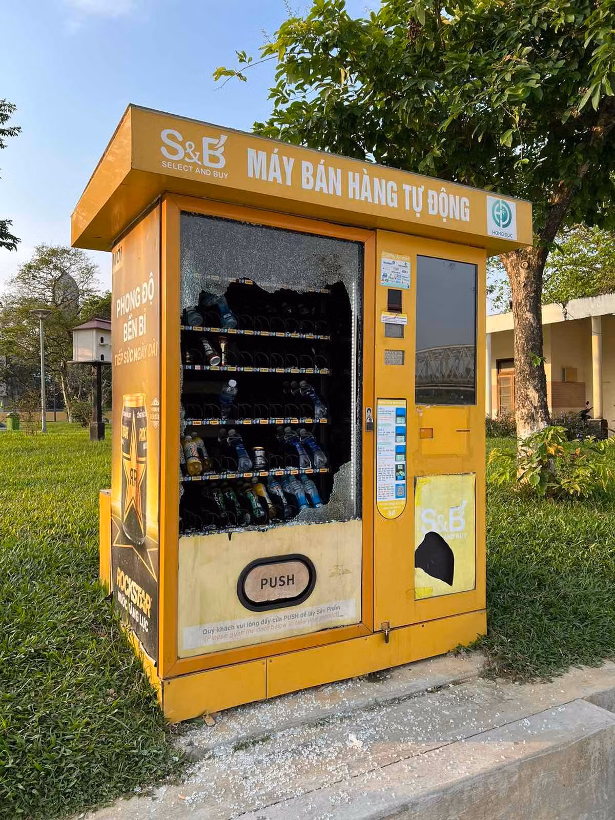 Máy bán hàng tự động của người dân đặt tại công viên gần cầu Trường Tiền, TP Huế, bị kẻ xấu phá hoại gây hư hỏng nghiêm trọng