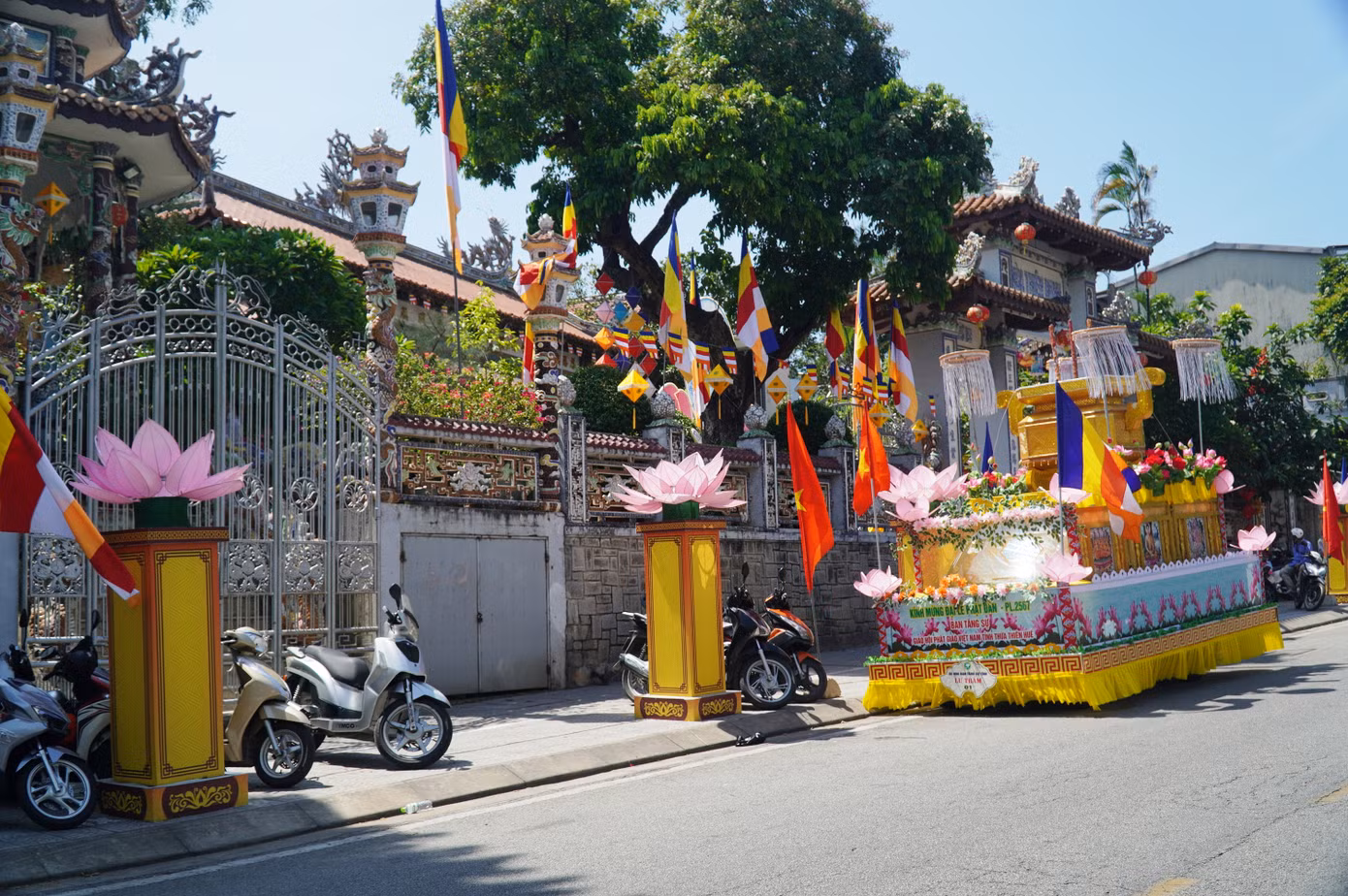 Xe hoa được thiết trí với tông màu vàng chủ đạo chuẩn bị cho một nghi lễ rước Phật diễn ra vào ban đêm.