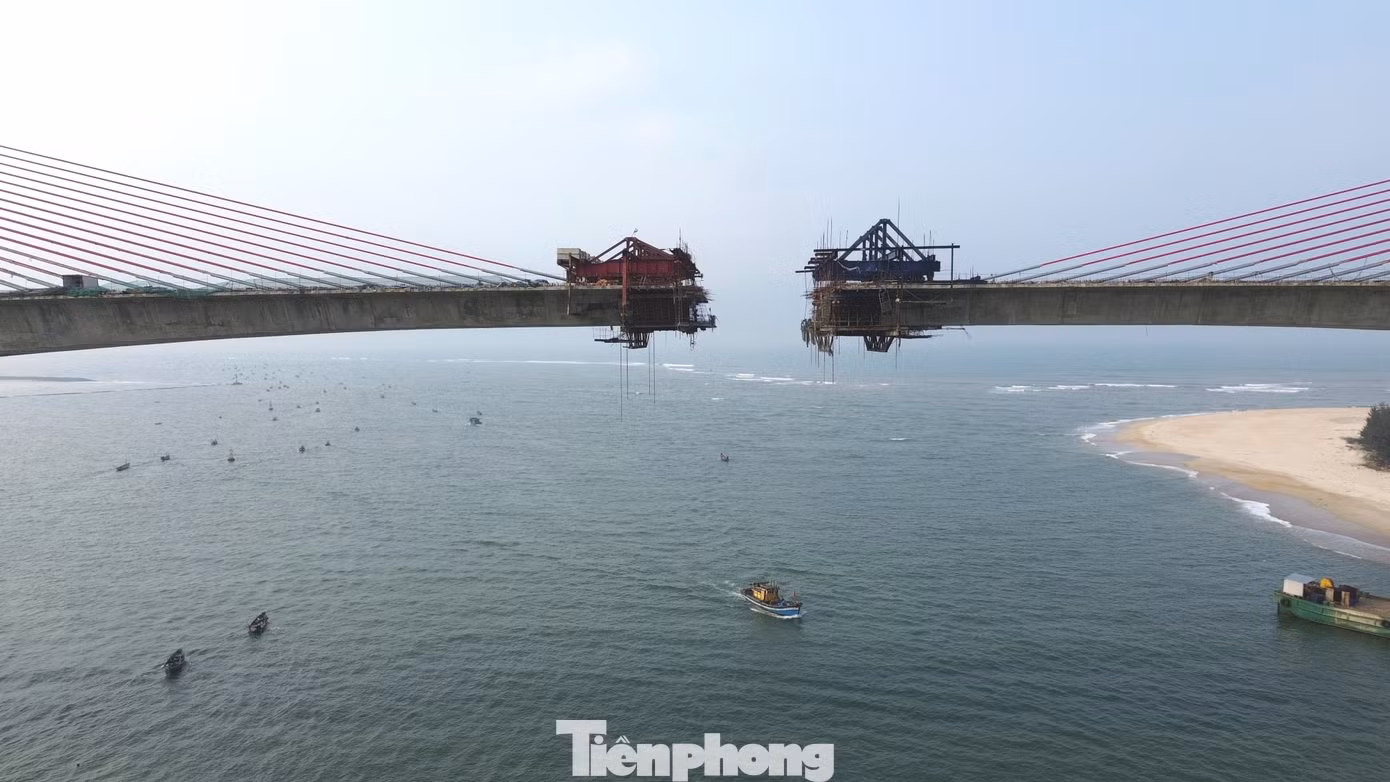 Ban Quản lý Dự án cho biết, các đơn vị thi công hiện gấp rút hoàn thành những hạng mục cuối cùng, đặt mục tiêu hợp long vào dịp kỷ niệm 50 năm Giải phóng miền Nam thống nhất đất nước (30/4/2025) và thông xe kỹ thuật vào dịp lễ Quốc khánh 2/9 sắp tới.