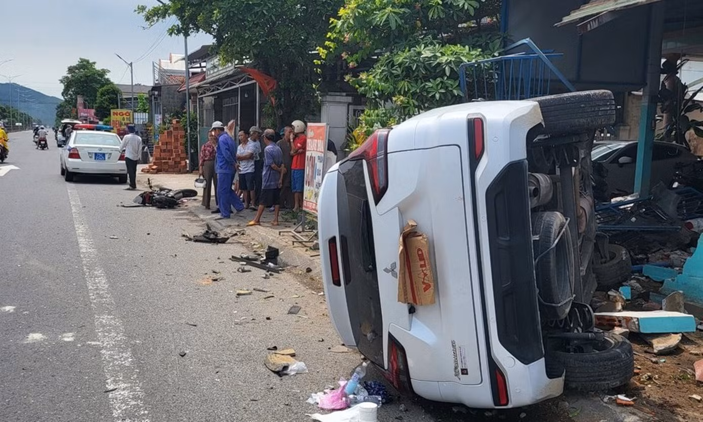 Sau cú va chạm với xe đạp điện, ô tô 7 chỗ bị lật nghiêng bên lề đường. Ảnh: CTV