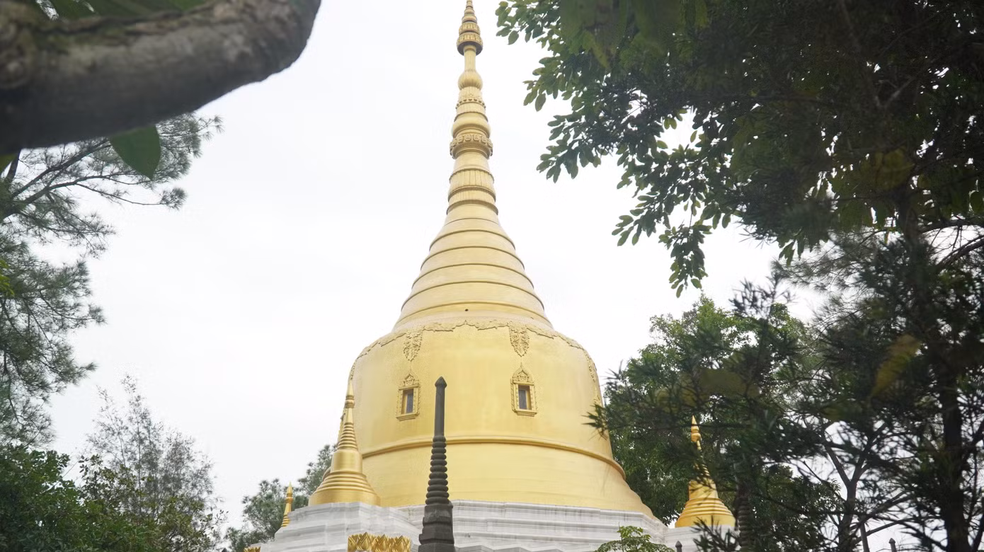 Chùa là một quần thể gồm nhiều công trình kiến trúc như tháp Phật, tháp mộ, nhà tăng chúng, tượng… Các kiến trúc đều được trang trí bằng phù điêu, hoa văn cực kỳ tinh xảo.